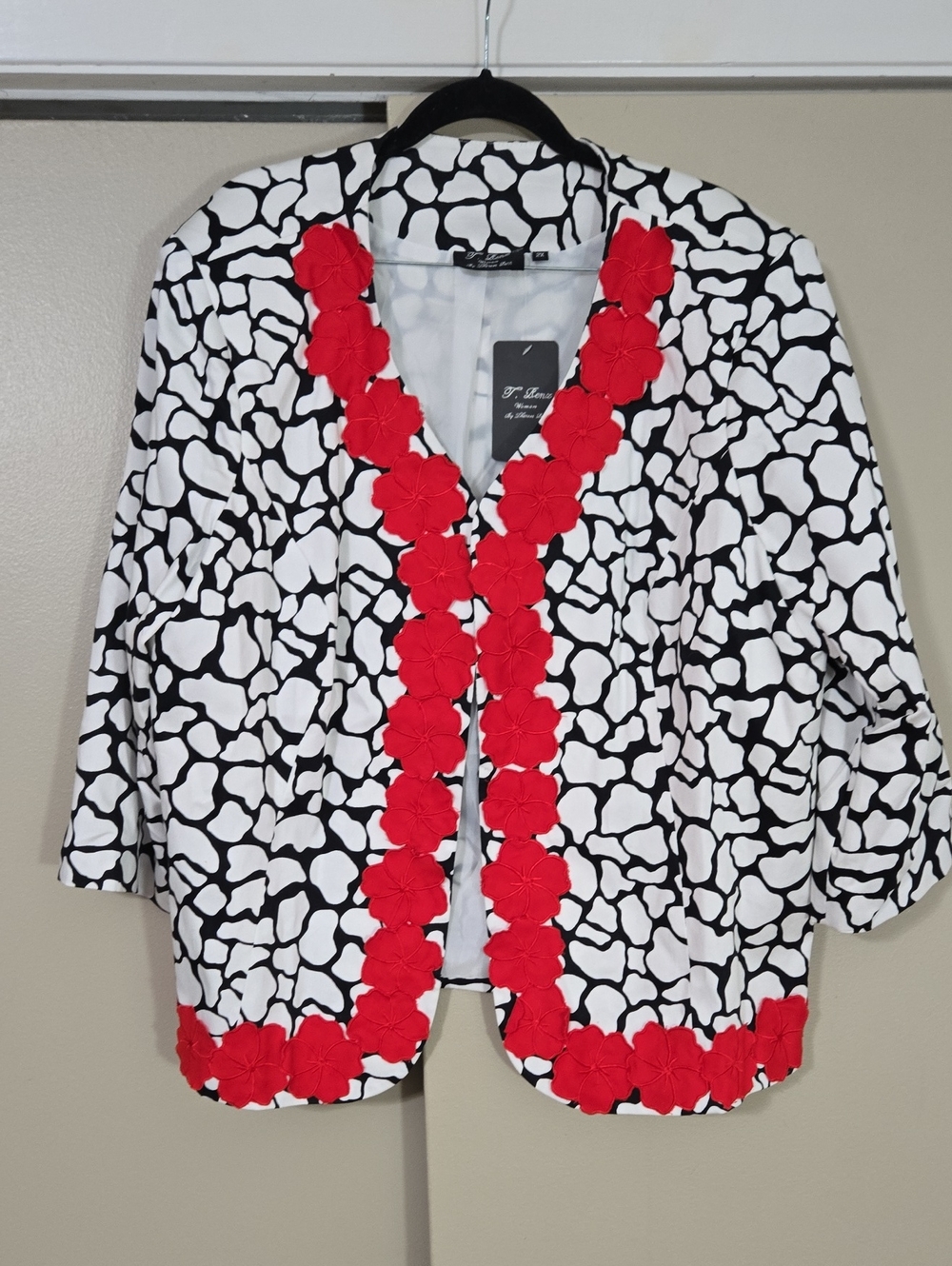 T. Renz Women's Black & White Floral Jacket Size 2X NWT